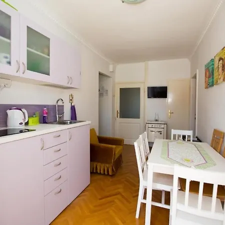 Gugily- Triple With Shared Bathroom And City View *