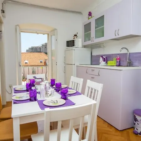Gugily- Triple With Shared Bathroom And City View * Ντουμπρόβνικ