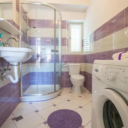 Gugily- Triple With Shared Bathroom And City View * Ragusa